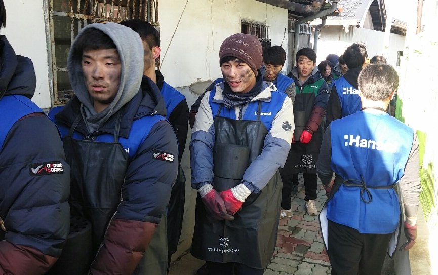 한솔 손으로.jpg